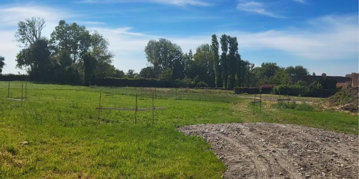 terrain en préparation pour accueillir une maison individuelle à Alincthun (62)