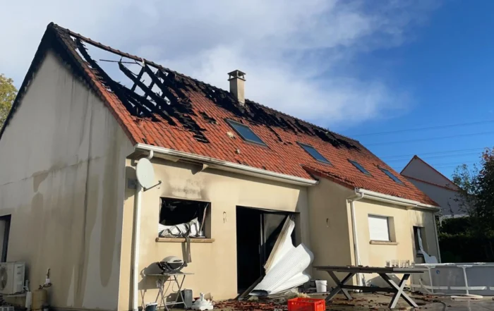 Maison détruite par un incendie à Quesques, intérieur entièrement ravagé.