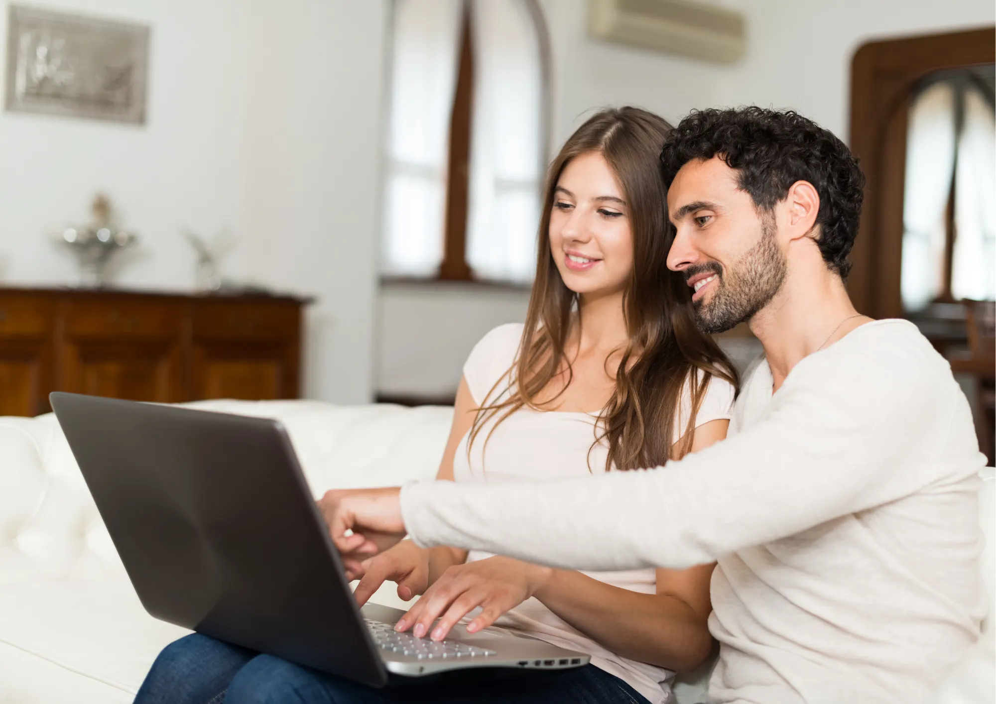 couple heureux entrain de réfléchir à un projet locatif de 2 maison dans la région Audomaroise