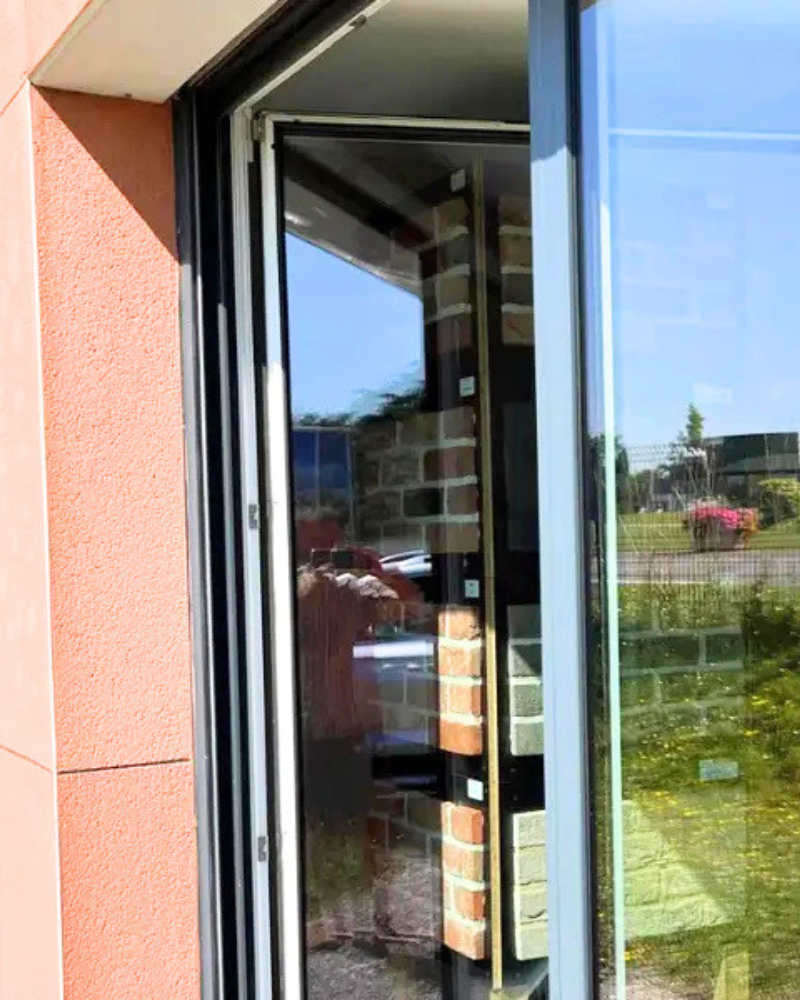 menuiserie-aluminium-bicolore menuiserie en aluminium bicolore choisi par les Demeures de l'Aa (62) pour construire une maison performante